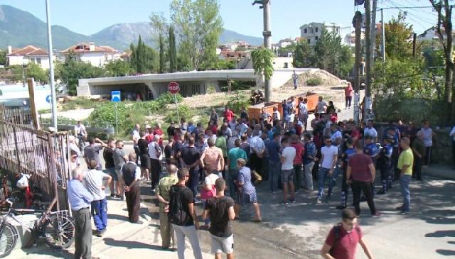 Protestë në dyert e Ambasadës Amerikane. “Mos i lini të na prishin shtëpitë”!