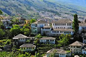 Vrasje e bujshme në Gjirokastër. Vdes çifti , plagos veten autori