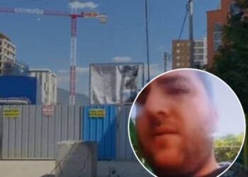 “Bëhu i fortë, babi humbi jetën”, rrëqeth djali i 63-vjeçarit që ra nga lartësia duke punuar