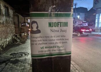 FOTO/ Lajmërimi i ‘cmendur’ nëpër qytet që po frikëson njerëzit, për mbajtjen e maskës