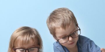 Mjekët pediatër lëshojnë alarmin “Mos u lejoni celularë fëmijëve, po u shkatërrojnë sytë”
