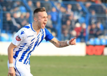 Nga lidhja me vajzën e Eli Farës, te përjashtimi për kartona. Futbollisti Tiranës sheh ndeshjen nga tribuna me ish-banoren e ‘Big Brother’