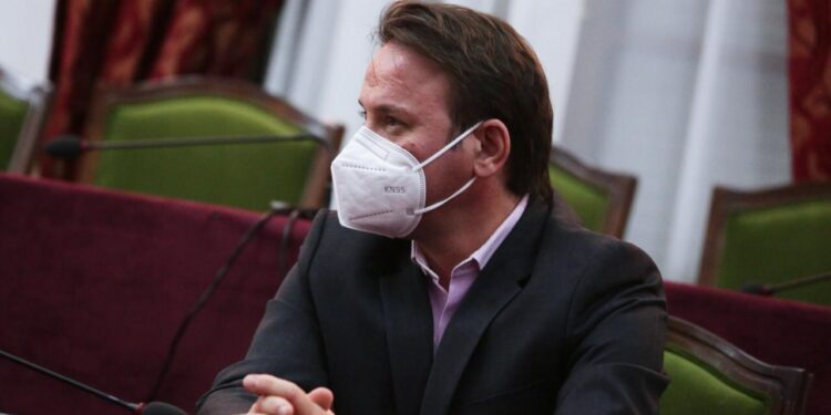 Dje në seancë për shkarkimin e Metës, del pozitiv me koronavirus deputeti i Kuvendit të Shqipërisë