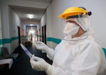 Pamje e rëndë nga Infektivi, një grua e intubuar në luftë për jetë, fëmijët i dërgojnë lule për ditëlindje: E shtrenjta jonë!