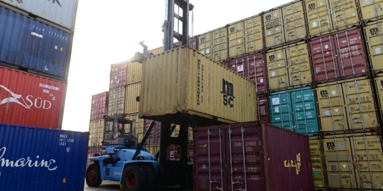 APD: Rreth 35 mijë tonë mallra dhe 450 TEU, nga 9 anije tregtare për përpunim