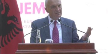 Publikon foton prekëse të mjekëve, Ilir Meta: Vlerësoj masat e marra, përsëris thirrjen e fortë ndaj qeverisë