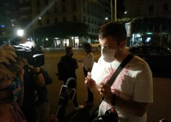 E pazakontë: Aktivisti nga Bari i jep live ftesën ministrit për në dasmë