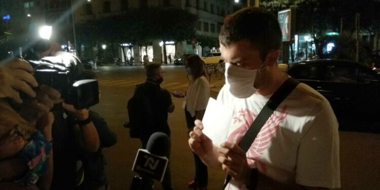 E pazakontë: Aktivisti nga Bari i jep live ftesën ministrit për në dasmë