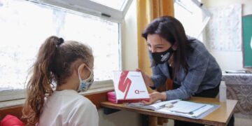 Ministrja Kushi në Ndroq, inspektim dhe shpërndarje tabletash për nxënësit e klasave kolektive