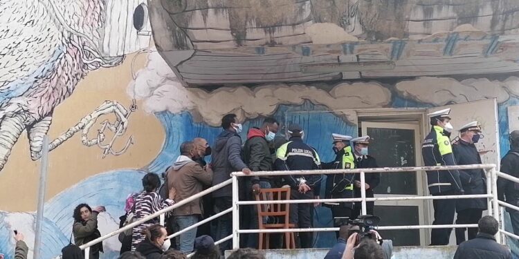 Dëmtimi i godinës së emigrantëve, momente tensioni në Bari