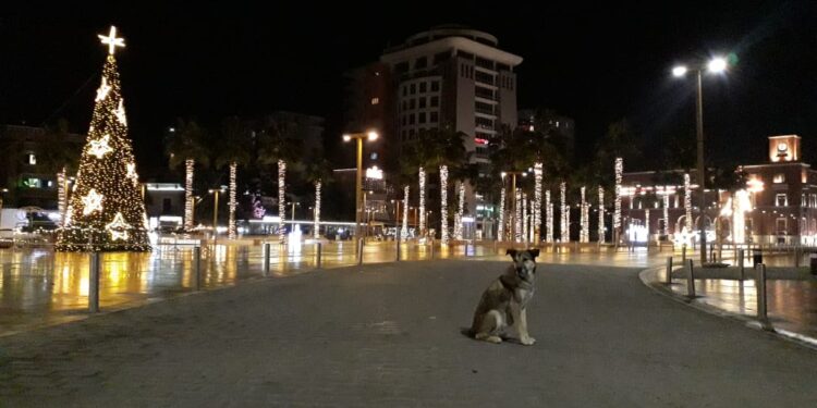 Ora policore në mbrëmjen e Krishindjes në  qytetin e Durrësit