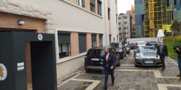 Zgjedhjet/ Mbërrijnë në KQZ kreu i delegacionit të BE Luigi Soreca dhe ambasadorja e SHBA Yuri Kim