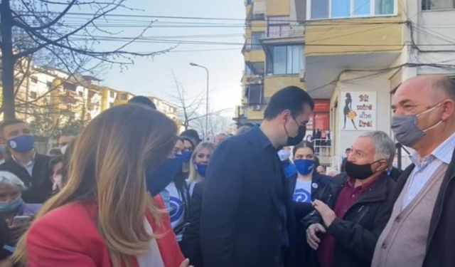 “Vetëm një amanet kam”/ Qytetari i bën kërkesën e papritur Bashës, ja si i përgjigjet kryedemokrati