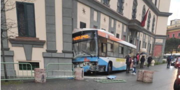 Aksident pranë Bashkisë së Tiranës/ Autobusi del jashtë kontrollit dhe si pasojë e kesaj kanë mbetur 4 persona të lënduar