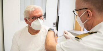 Presidenti i Gjermanisë vaksinohet me AstraZeneca, Merkel bën apelin e fortë për Pashkë