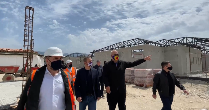 Pasi korri fitore, Rama shkon në Thumanë: Paskeni punuar fort, sikur e dinit që do fitonim! Ç’thotë për ‘Pemën e Shpresës’ simbol të kësaj zone