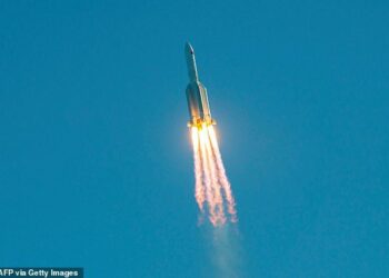 Del jashtë kontrollit raketa kineze 21-tonëshe,  ja zonat ku rrezikon të bjerë pas devijimit