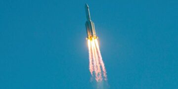 Del jashtë kontrollit raketa kineze 21-tonëshe,  ja zonat ku rrezikon të bjerë pas devijimit
