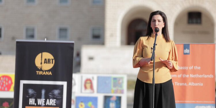 Ekspozita “Care and Dare” për parandalimin e trafikimit të qenieve njerëzore,  Kushi: ndërgjegjësimi dhe edukimi që në bankat e shkollës