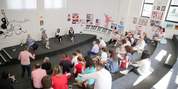 Ministrja Kushi, bashkëbisedim të hapur me mësues, maturantë dhe prindër rreth zhvillimit të Maturës Shtetërore 2021