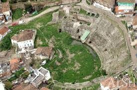 Godinat mbi arenën e Amfiteatrit do të shemben, vlerësimi nga Instituti i Ndërtimit