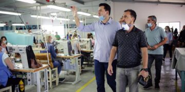 Basha takohet me punonjës të fasonerive: Rama i braktisi njerëzit, kur ata kishin nevojë më shumë se kurrë për mbështetje