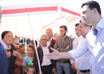 “Qeveria na ka braktisur”, Basha takohet me fermerët e Rrogozhinës