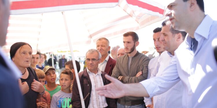 “Qeveria na ka braktisur”, Basha takohet me fermerët e Rrogozhinës