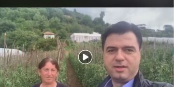 Basha me banorët e zonës së Ndroqit. Qeveria ka braktisur prej 7 vjetësh gjysmën e popullsisë në fshat