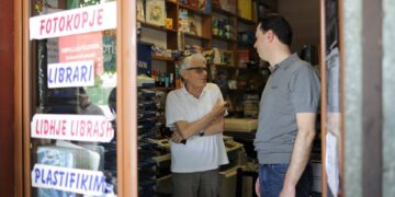 Basha vijon takimet me biznesin e vogël: Pamundësia për të siguruar mbijetesën ka prekur shumicën e shqiptarëve