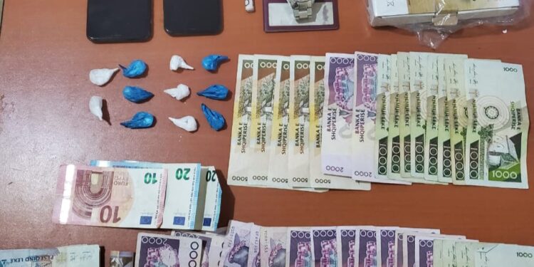 Kokainë për shitje, arrestohet 24 vjeçari. Policia i sekuestron paisjet
