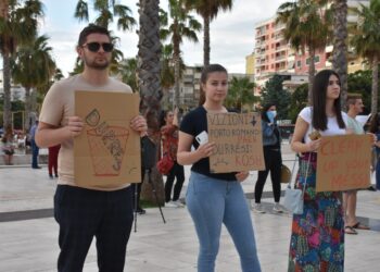 “Largoni mbeturinat, mbroni jetën”, shoqëria civile, opozita lokale  dhe qytetarët e Durrësit në protestë për mbetjet