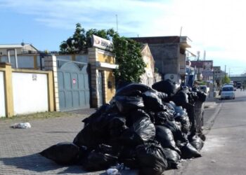 Mbetjet ushqimore në rrugë, pranga administratorit të firmës