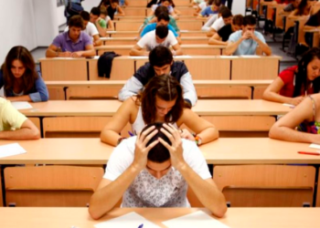 Maturantët shqiptar në provimin e parë të Maturës Shtetërore, rreth 31 mijë maturantë testojnë njohuritë në Gjuhën e Huaj, 2600 në Durrës