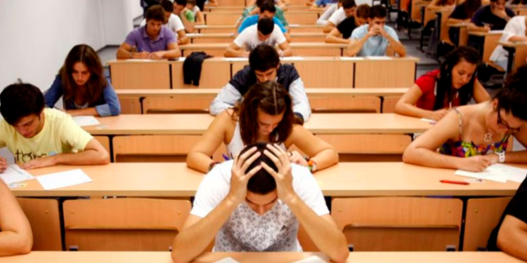 Maturantët shqiptar në provimin e parë të Maturës Shtetërore, rreth 31 mijë maturantë testojnë njohuritë në Gjuhën e Huaj, 2600 në Durrës
