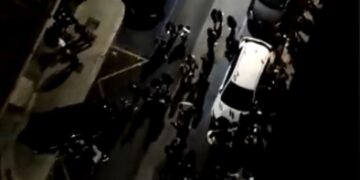 Të rinjtë në Bari, në sheshe pas orarit të lejuar, të mërzitur me kufizimet. Reagon Komuniteti Vendor i Mbrojtjes: Po na rrezikoni