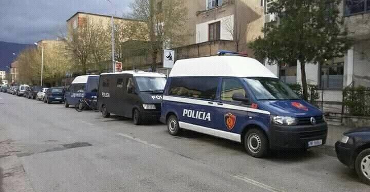 Godet me sende të forta një person, por nuk i kursen as nënën, përfundon në pranga