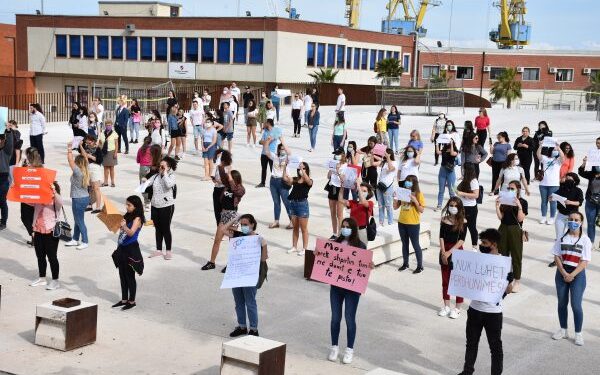 Marshim kundër dhunës,  dhjetra të rinj u bashkuan në Durrës