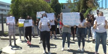 Maturantët e Durrësit në protestë, kundërshtojnë provimin e Gjuhës Shqipe dhe Letrësisë