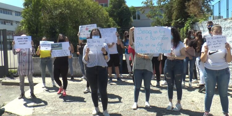 Maturantët e Durrësit në protestë, kundërshtojnë provimin e Gjuhës Shqipe dhe Letrësisë