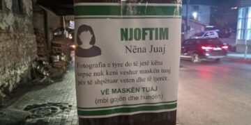 FOTO/ Lajmërimi i ‘cmendur’ nëpër qytet që po frikëson njerëzit, për mbajtjen e maskës