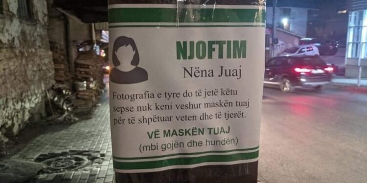 FOTO/ Lajmërimi i ‘cmendur’ nëpër qytet që po frikëson njerëzit, për mbajtjen e maskës