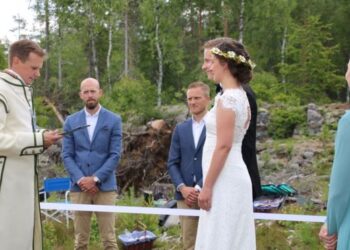 (FOTO) Koronavirusi nuk i ndalon të martohen! Nusja norvegjeze dhe dhëndri suedez martohen në kufi