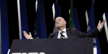 Presidenti i FIFA-s përballet me hetime