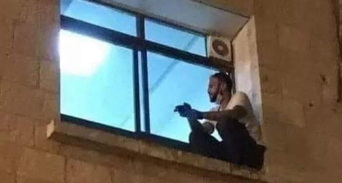 Mjekja shqiptare ndan imazhin që të këput shpirtin: Djali sheh nga dritarja çdo natë nënën e infektuar me Covid