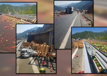 ‘Përmbytet’ me shalqi Rruga e Kombit, kamionçina përplaset dhe përmbyset