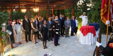 Ruçi e Basha krah njëri-tjetrit, të heshtur e të ‘vrenjtur’, Rama s’e “tradhëton” Veliajn, i rri pranë. Yuri Kim ndan FOTOT e darkës private me liderët e vendit