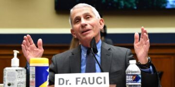 Pandemia/ Fauci: Mund të bëhet edhe më keq, s’ka garanci për vaksinën, nuk mund t’i varim shpresat aty