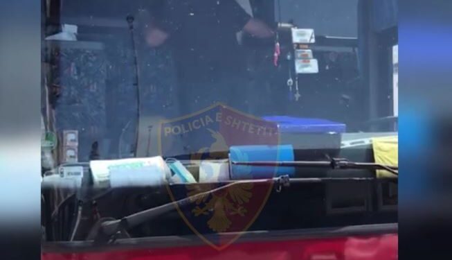 Kontraba, policia bllokon mallra dhe lekë