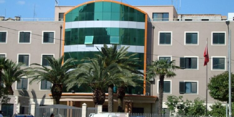 Marjuanë në formë çokollate, dy në pranga